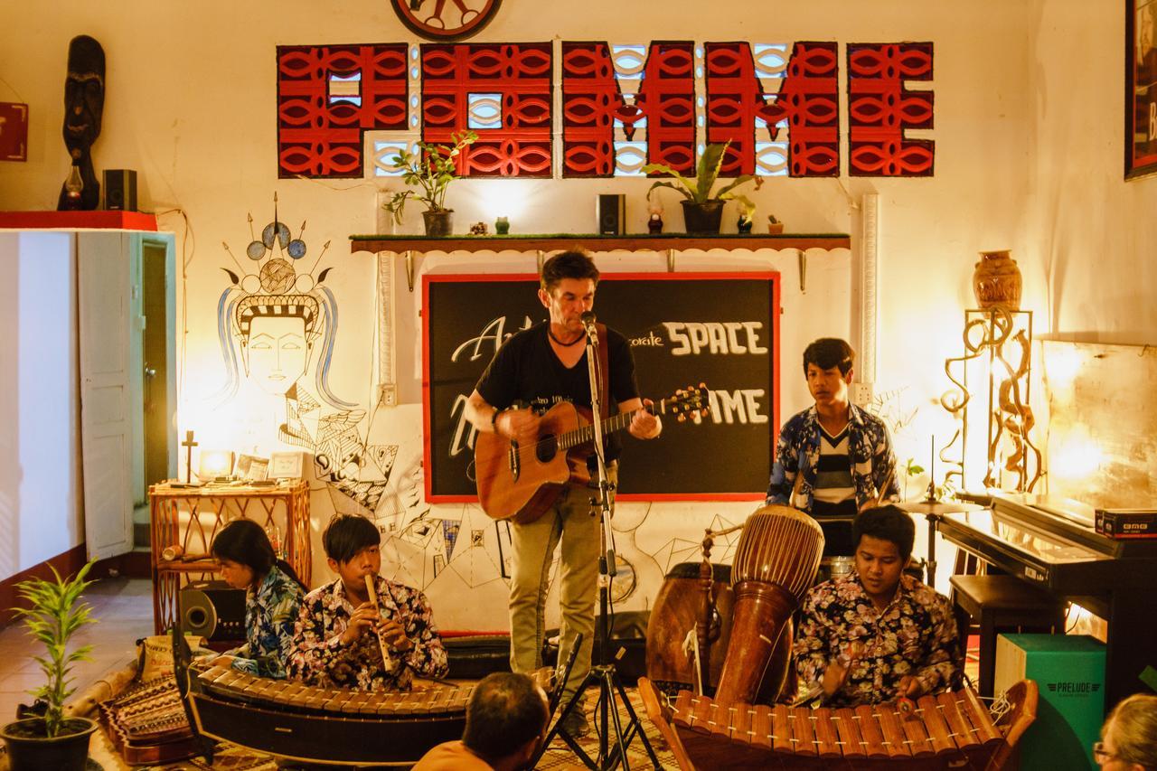 Pomme Hostel Restaurant & Bar - Private Sleeping Cabins Battambang Luaran gambar